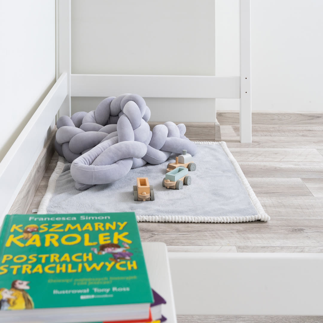 Łóżko na antresoli 160 cm z drewna sosnowego w jasnym pokoju dziecka